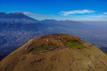 Aksi bentangkan bendera seribu meter di Gunung Penanggungan
