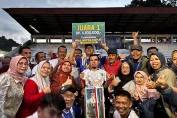 Kesebelasan Pemkab Solok boyong Piala bergilir Padang Panjang Cup III lewat adu penalti