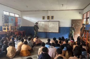 Satgas TNI Yonif 521/DY perkuat wawasan kebangsaan siswa SMP Jayawijaya