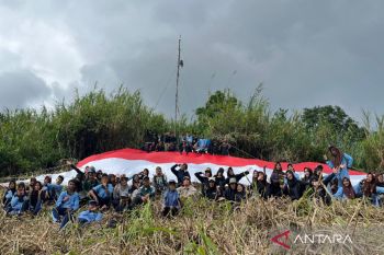 Sispala Boostra SMA Negeri 2 Kota Padang Panjang kibarkan bendera raksasa di Bukit Tui