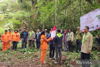 Mapala se-Aceh Gelar Upacara Pengibaran Bendera Merah Putih di Puncak Gunung Seulawah Agam