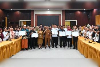 Pemkab Lamandau serahkan SPK tenaga kontrak 2025