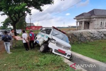 Ambulans bawa pasien rujukan tabrakan beruntun di Bangkalan