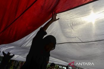 Pembentangan bendera Merah Putih raksasa di TPA Bangkonol