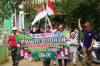 Desa Muara Jaya tampilkan pawai budaya meriahkan HUT ke-80 RI