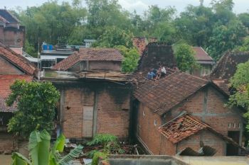 Puluhan rumah di Kabupaten Kudus rusak diterjang angin kencang