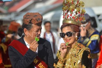 Parade pakaian adat di Solok Selatan