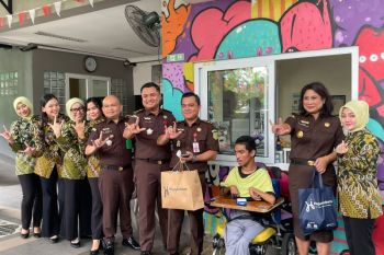 Baksos Kejari bantu anak berkebutuhan khusus di Tangsel