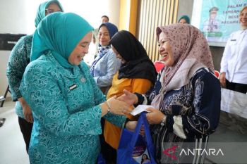 Pemkot Palembang bagikan makanan tambahan ke warga Kecamatan Ilir Barat I