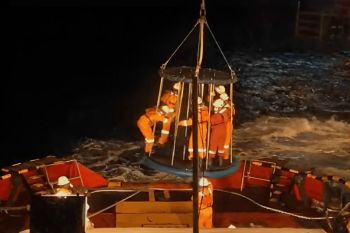 Kapal Tunda Kresna 306 layani tenaga kerja di lepas pantai Madura