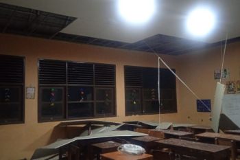 Sejumlah rumah dan gedung perkantoran di Karawang rusak akibat gempa