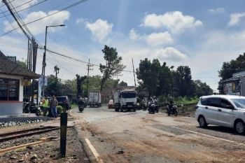 Akses jalan Jember-Bondowoso ditutup sementara untuk ganti rel