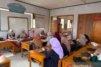 Akademisi Unand latih pengelolaan keuangan UMKM tenun Solok