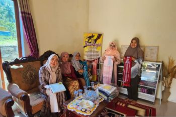 Unand ajukan HKI 20 motif tenun asal Solok Sumbar binaan kampus