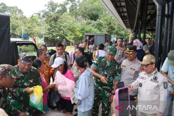 Polres Sambas gelar operasi pasar murah di perbatasan negara Indonesia-Malaysia