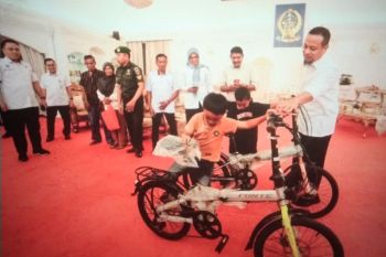 Bocah viral pemungut sisa kue dapat hadiah sepeda dari Gubernur Sulsel