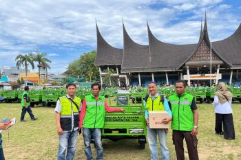 Pemkot Padang serahkan bantuan becak motor untuk pengelolaan sampah