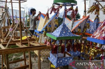 Kerajinan hiasan Panjang Mulud di Banten