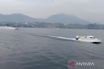 Aksi Seru! Pembalap F1 Powerboat Panaskan Latihan Bebas di Danau Toba