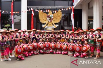 Mahasiswi UMMAT persembahkan tari The Spirit of Sasambo di upacara penurunan Bendera HUT RI Ke-80