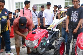 Dinas TPHP Kabupaten Banggai salurkan bantuan alsintan ke kelompok tani