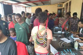Dukcapil Mimika rekam adminduk warga Kampung Pomako korban kebakaran