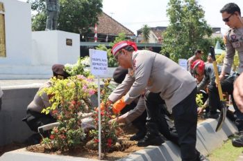 Alumni Akpol 90 tanam pohon di Monumen Palagan Ambarawa