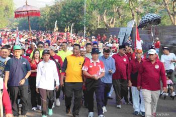 Warga Bekasi ikuti kegiatan jalan sehat lintas agama wujud harmonisasi