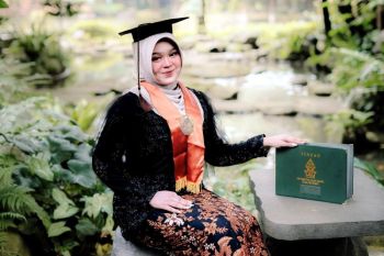 Kamera terakhir mendiang ibunda bawa Safira meraih gelar di UIN Walisongo