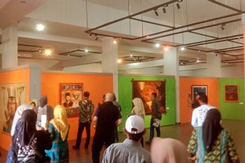 Tiga generasi presentasi karya di ruangan yang sama