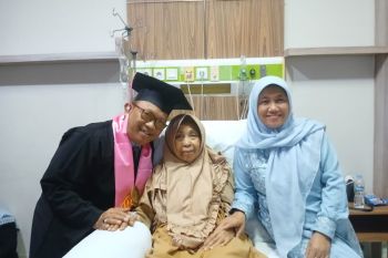 Agus Fathuddin persembahkan toga saat wisuda doktoral untuk mendiang bapak