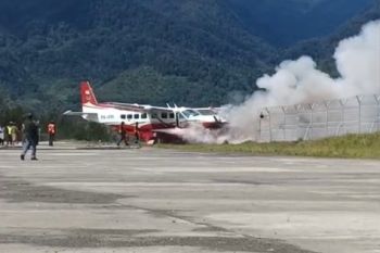 Pesawat Amole terbakar di Bandara Amingga Ilaga
