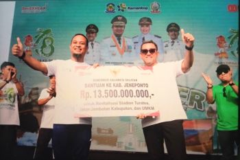 Gubernur Sulsel serahkan Rp13,5 miliar revitalisasi Stadion Turatea Jeneponto