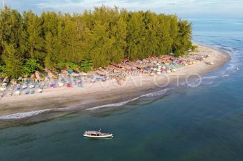 Wisata Pantai Tiku di Agam
