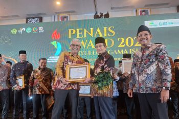Bupati HSU terima penghargaan dari Menteri Agama RI