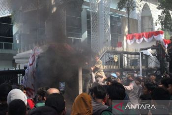 Aksi unjuk rasa ricuh di Medan
