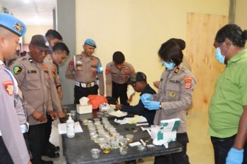 Polres Tanimbar tes urine mendaka seluruh personel pastikan bersih narkoba