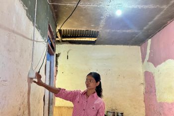 PLN salurkan bantuan pasang listrik gratis 2.821 keluarga prasejahtera di seluruh Indonesia