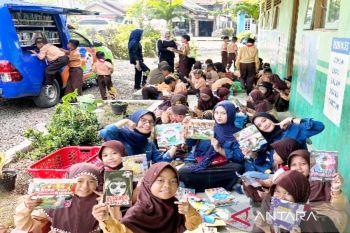 Mahasiswa kedokteran ULM buka Kelas Himung di SDN 2 Karang Intan