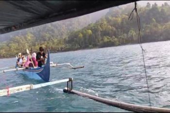 Polisi lakukan evakuasi tujuh penumpang perahu mogok di laut Tanggamus