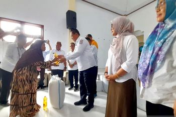 Pemprov Gorontalo salurkan bantuan bahan UMKM di Tapa