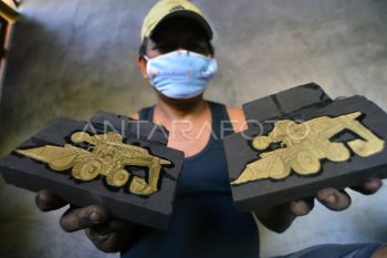 Perajin suvenir batu bara Sawahlunto
