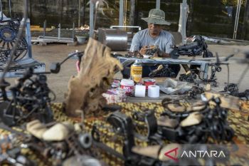 Pemanfaatan limbah logam untuk kerajinan miniatur di Cilegon