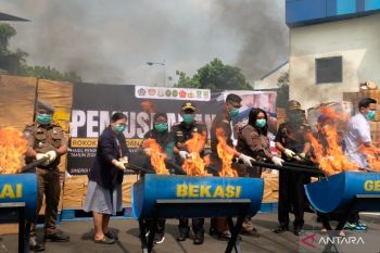 Bea Cukai Bekasi musnahkan miras dan jutaan batang rokok ilegal hasil penindakan