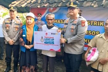 Polres OKU salurkan bantuan sosial sembako dan pemasangan listrik gratis