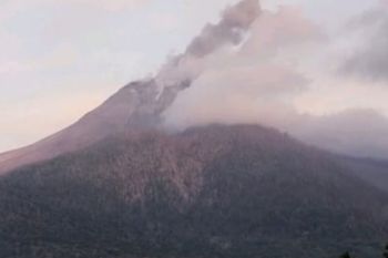 Gunung Lewotobi Laki-laki melontarkan abu setinggi 600 meter