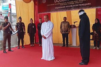 Kejari Aceh Tenggara eksekusi cambuk lima terpidana judi