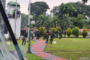 Personel TNI AD mencoba meredam amarah demonstran di depan Gedung DPR