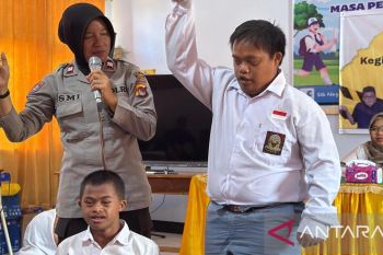 Polwan Polres Dompu tumbuhkan rasa kepercayaan diri siswa berkebutuhan khusus
