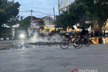 Aparat kepolisian  pukul mundur pendemo di Solo